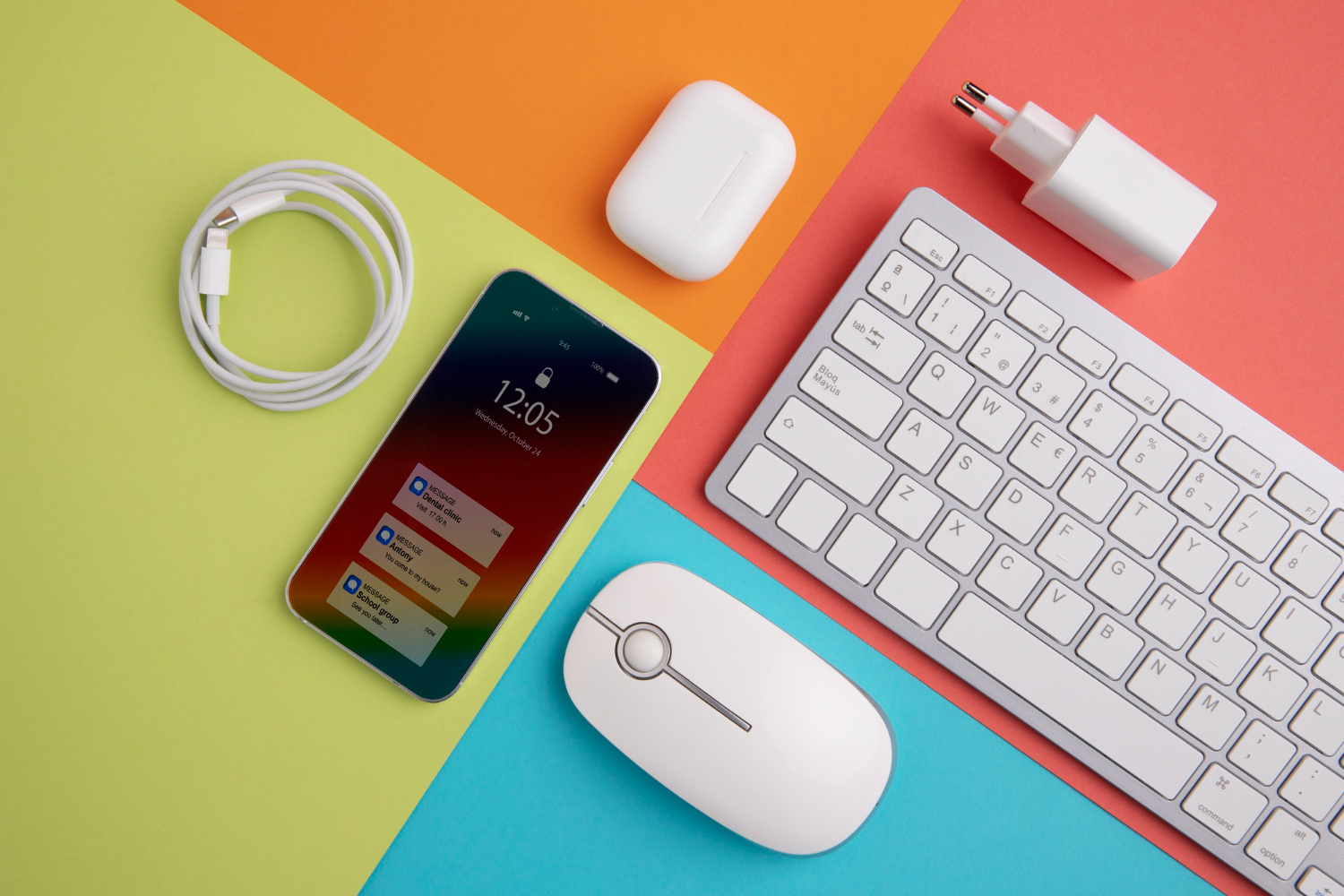 top-view-smartphone-with-keyboard-charger